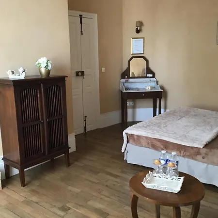 Aux Anges Gardiens לינה וארוחת בוקר