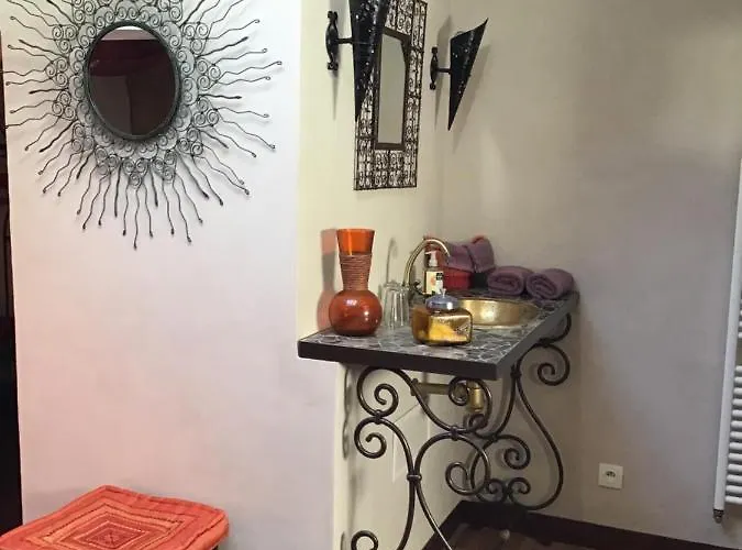 Aux Anges Gardiens לינה וארוחת בוקר 4*