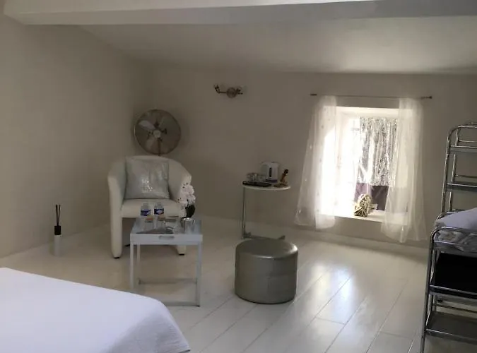 לינה וארוחת בוקר Aux Anges Gardiens קרקסון