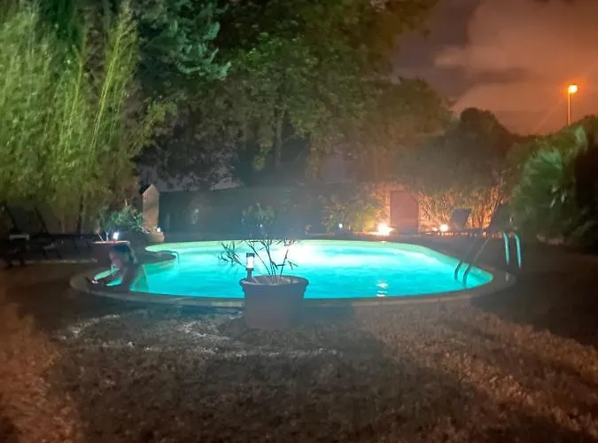 Aux Anges Gardiens לינה וארוחת בוקר קרקסון