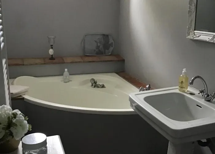 Aux Anges Gardiens לינה וארוחת בוקר קרקסון