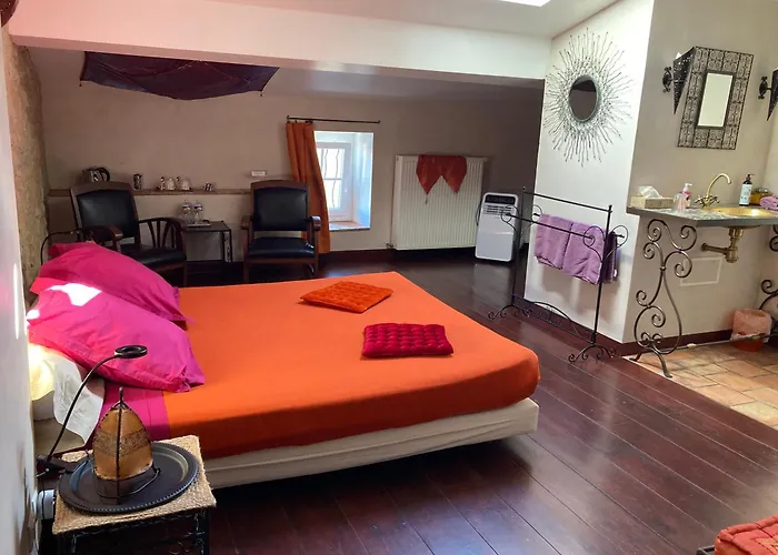 Aux Anges Gardiens Bed & Breakfast 4*